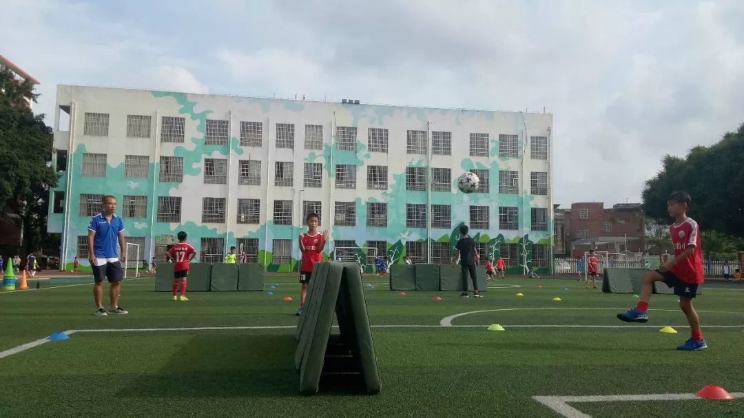 海门中专足球队_海门小学足球队冠军_海门校园足球