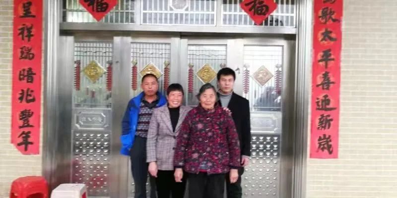 举重冠军教练_举重冠军女教_举重冠军女