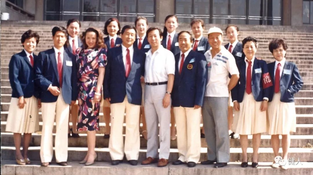 举重运动员比赛视频_举重运动会勇夺冠军_举重运动员夺冠