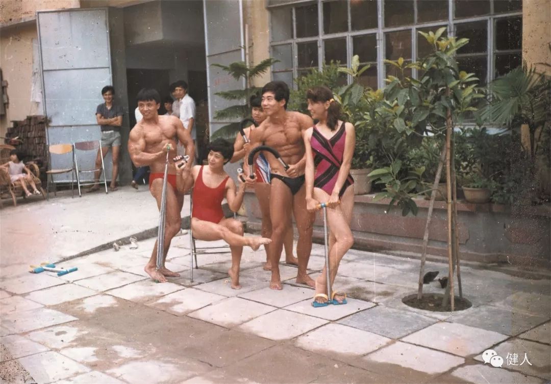 举重运动员夺冠_举重运动员比赛视频_举重运动会勇夺冠军