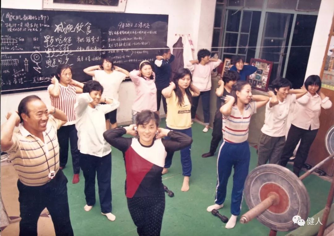 举重运动会勇夺冠军_举重运动员比赛视频_举重运动员夺冠