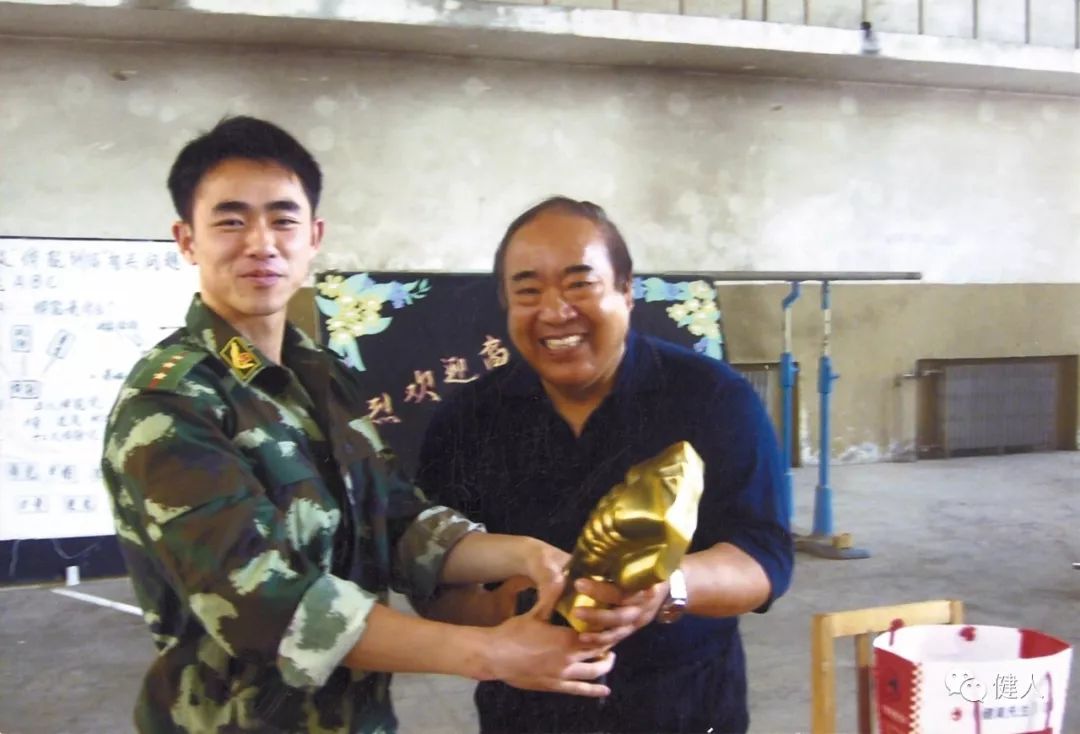 举重运动员夺冠_举重运动会勇夺冠军_举重运动员比赛视频