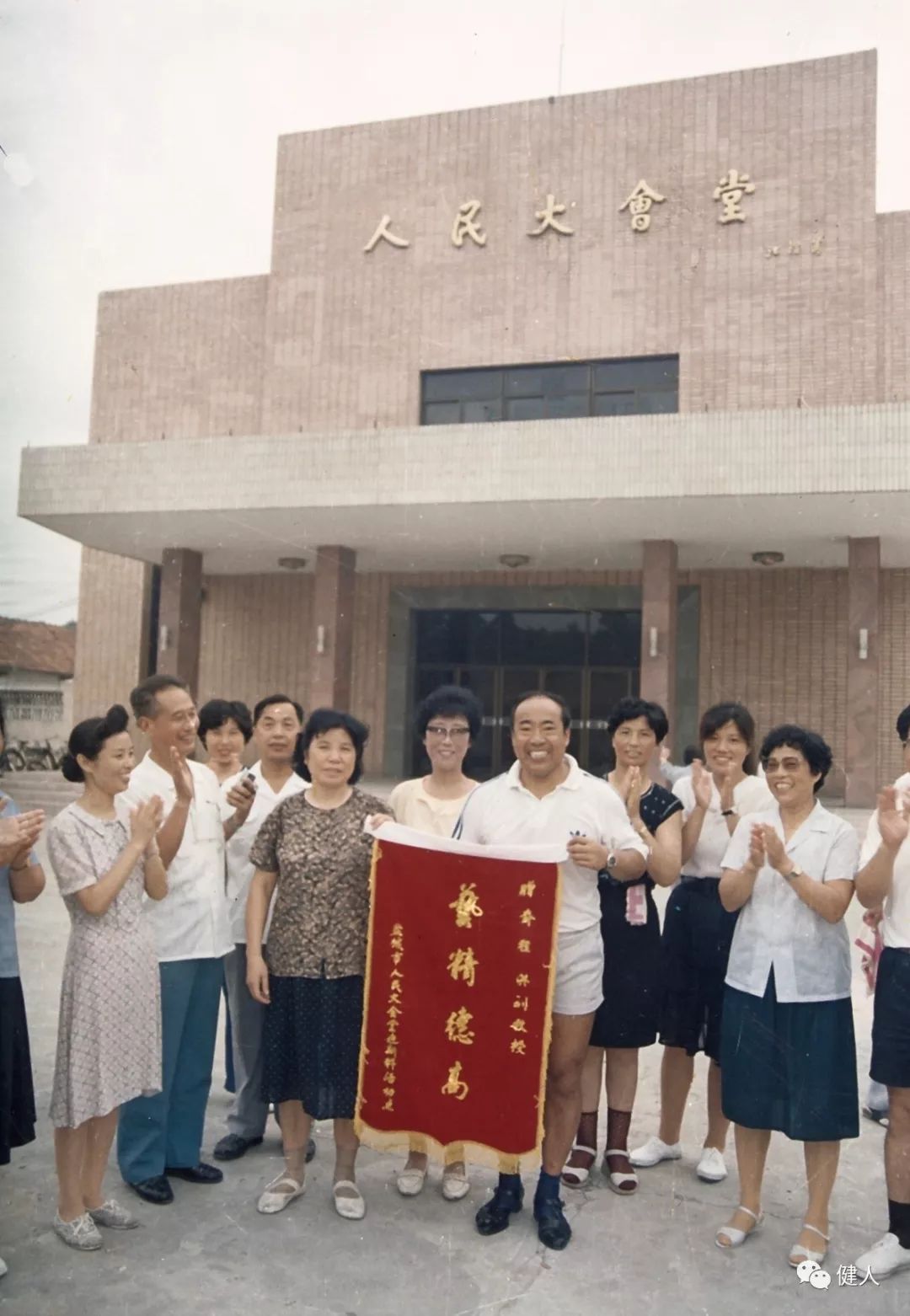举重运动员比赛视频_举重运动员夺冠_举重运动会勇夺冠军