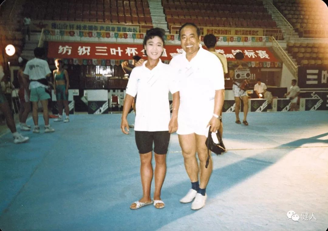 举重运动会勇夺冠军_举重运动员夺冠_举重运动员比赛视频