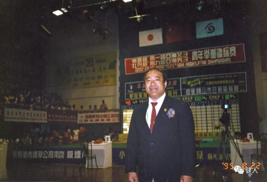 举重运动员比赛视频_举重运动会勇夺冠军_举重运动员夺冠