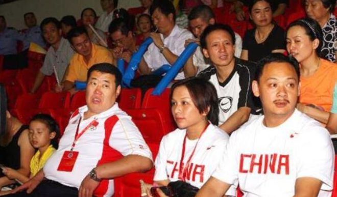 举重运动员比赛视频_举重运动会勇夺冠军_举重夺冠视频