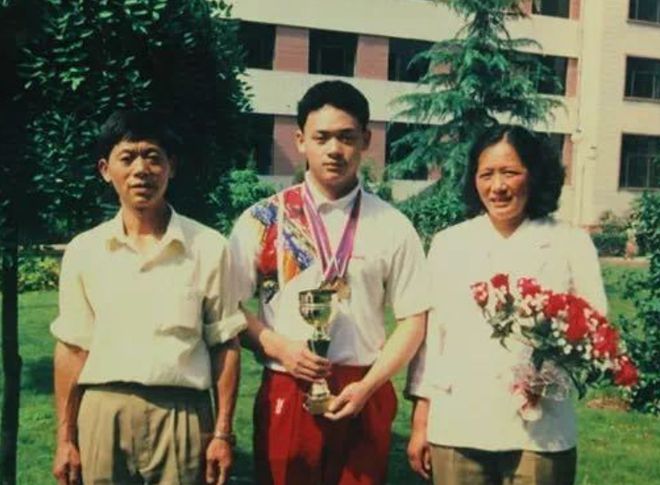 举重运动员比赛视频_举重夺冠视频_举重运动会勇夺冠军