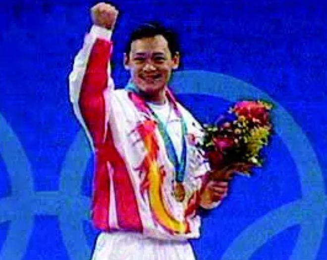 举重夺冠视频_举重运动员比赛视频_举重运动会勇夺冠军