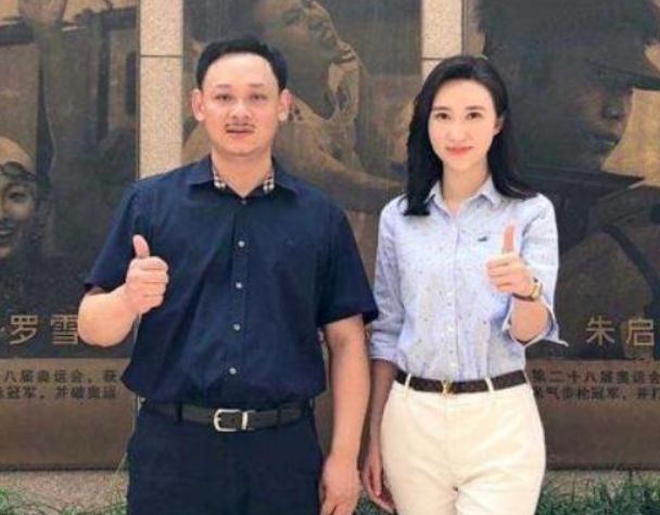举重运动会勇夺冠军_举重运动员比赛视频_举重夺冠视频