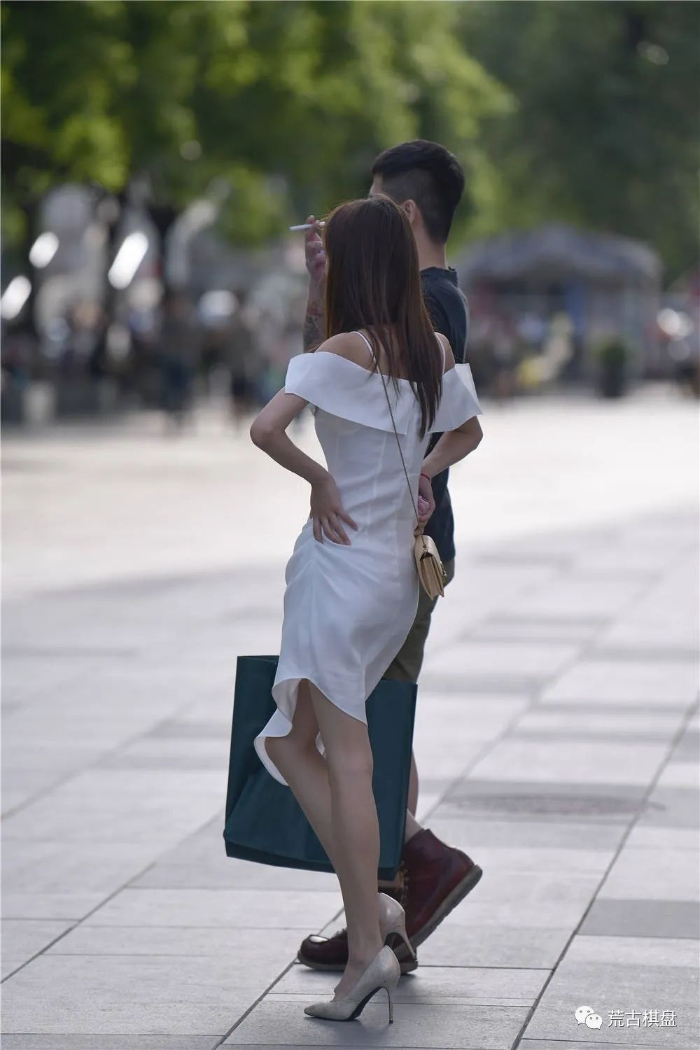 灰运动鞋配什么颜色裤子_鞋灰搭配运动裤好看吗_灰运动鞋搭配