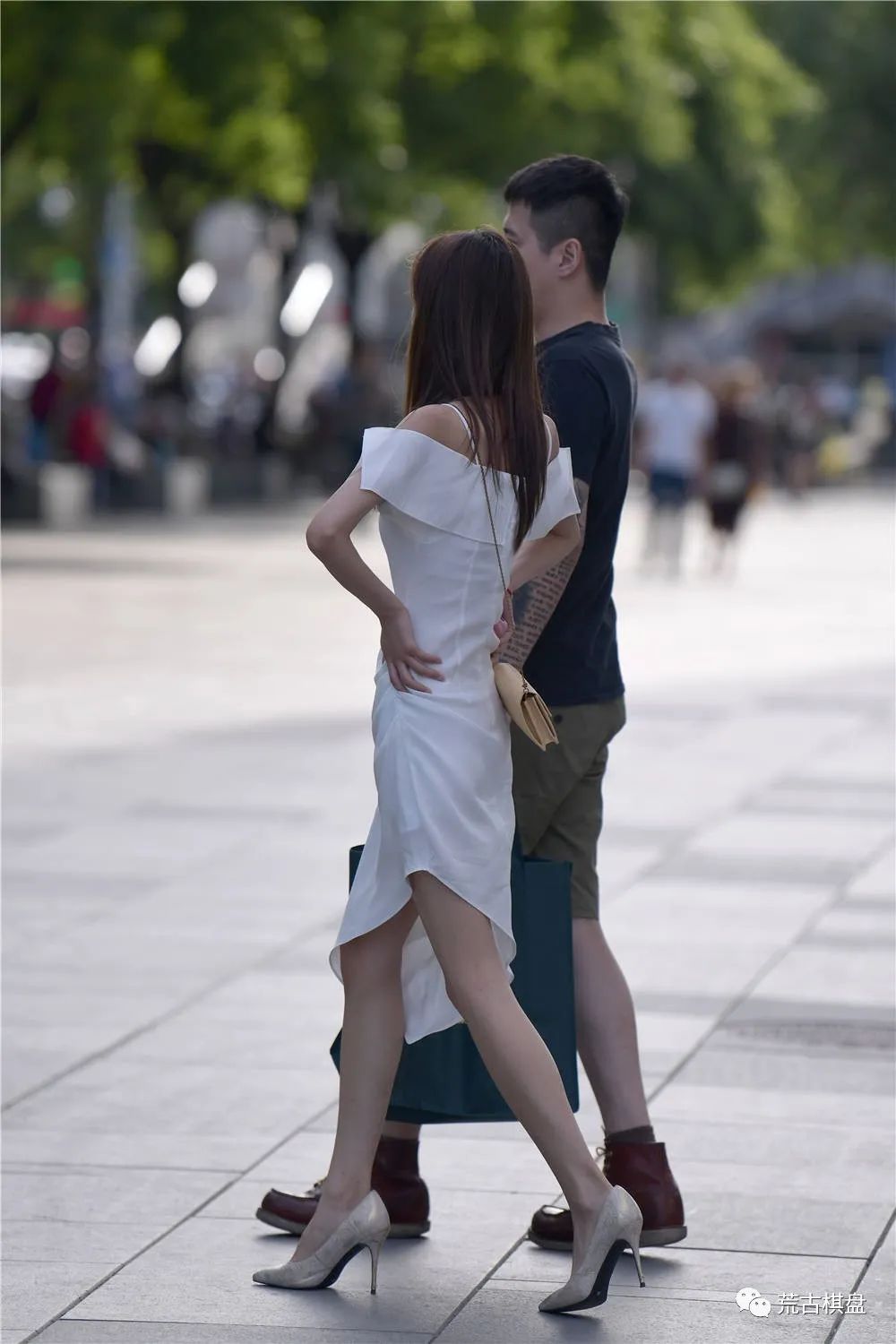 鞋灰搭配运动裤好看吗_灰运动鞋配什么颜色裤子_灰运动鞋搭配