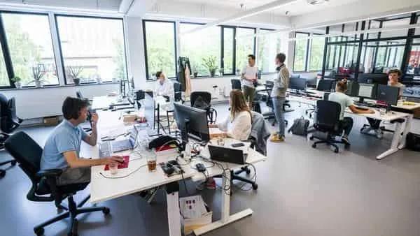 职场压力与过劳状态：了解三大典型表现及自测工具