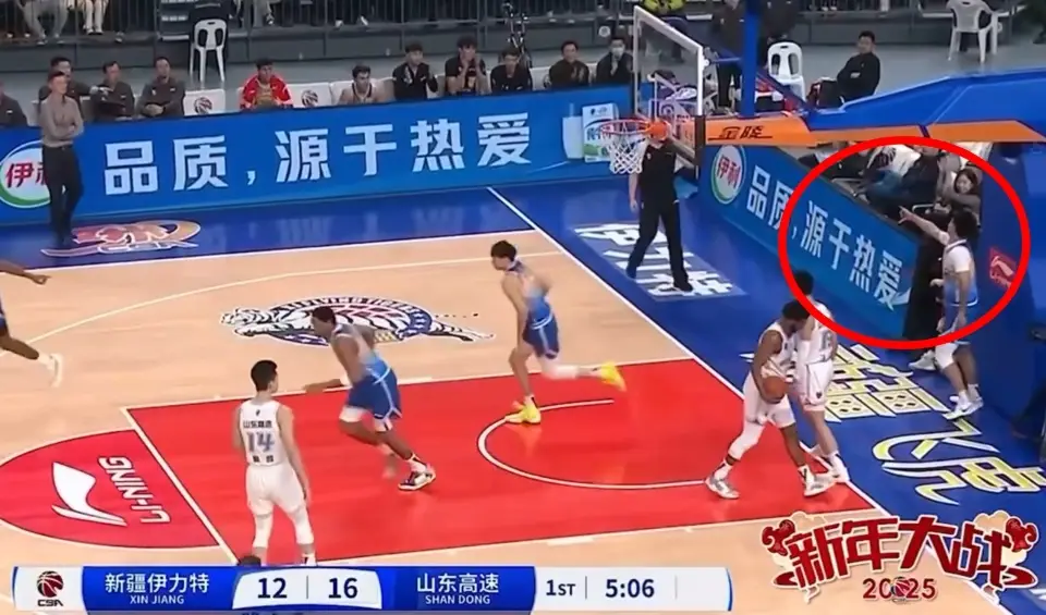 篮球裁判改判_改规则的裁判篮球叫什么_篮球裁判怎么换位