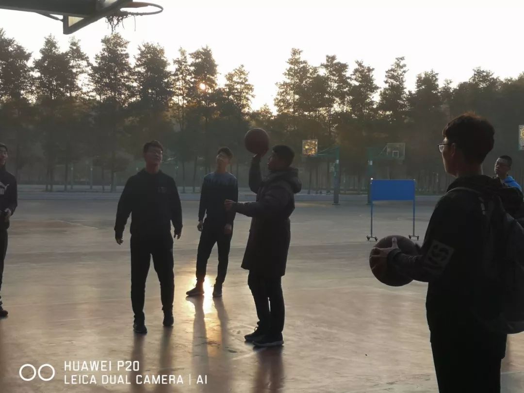 篮球冠军是谁中国_篮球不一定是冠军吗_篮球冠军是奖牌还是奖杯
