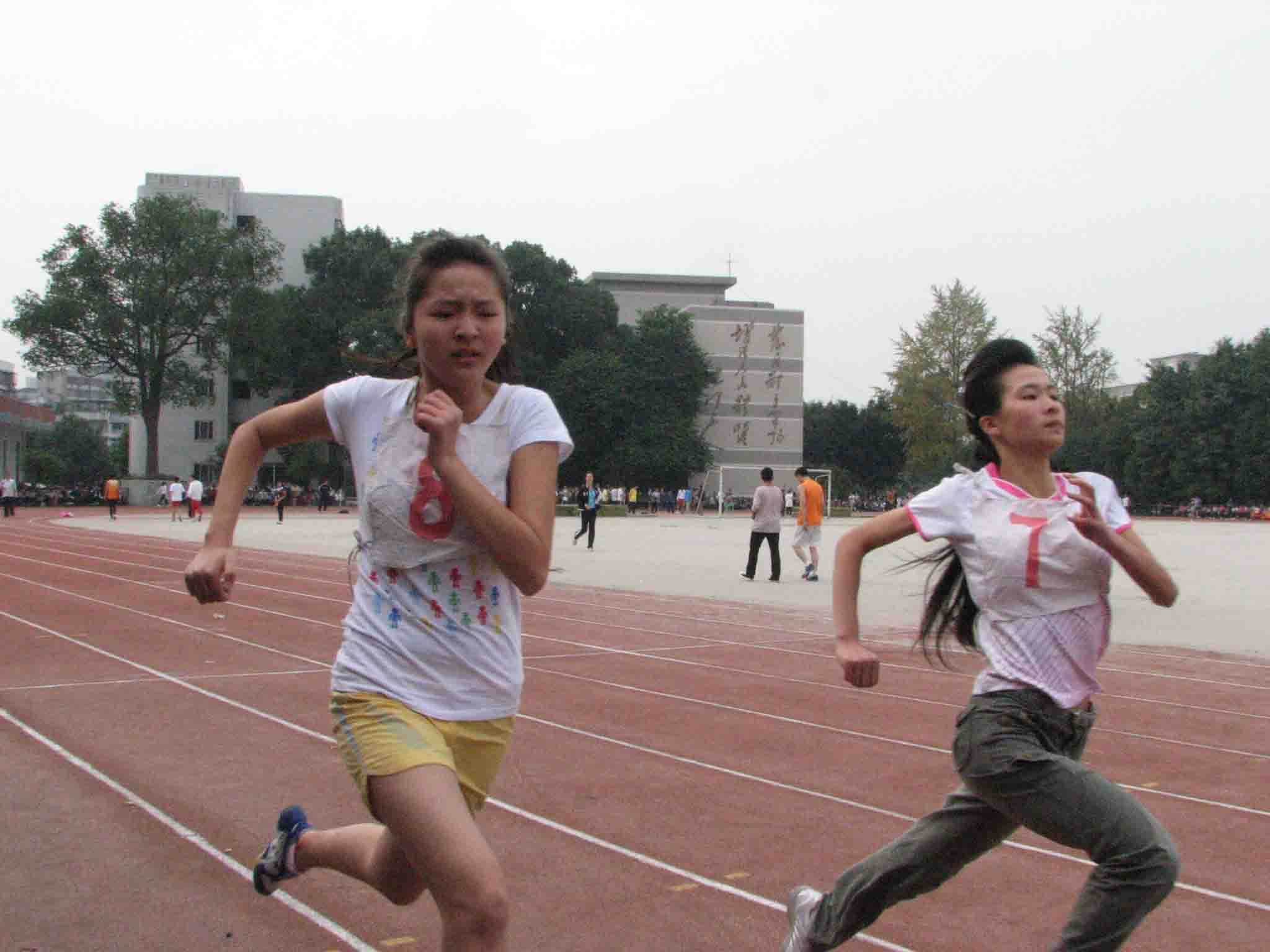 运动会背影作文_运动会背影作文600_高中运动会女生背影