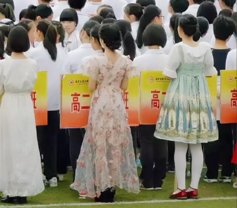 高中运动会女生背影_运动会背影作文_运动会背影作文600