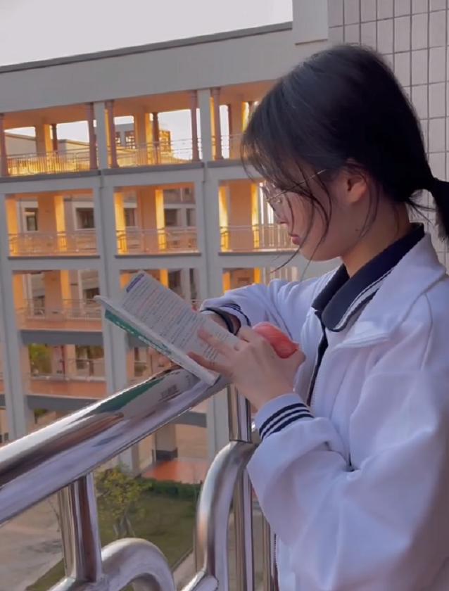 高中运动会女生背影_运动会背影作文_运动会背影作文600