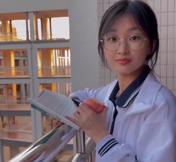 运动会背影作文600_运动会背影作文_高中运动会女生背影