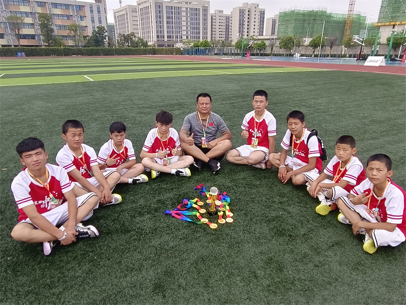 篮球冠军比赛得学校有奖金吗_学校篮球比赛得冠军_篮球队获得冠军