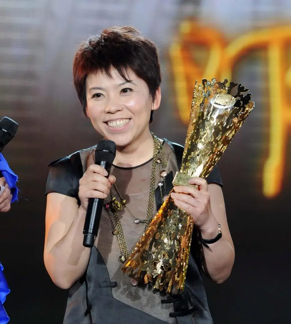 世界游泳最快女子冠军_游泳女子冠军世界排名_游泳冠军2021女