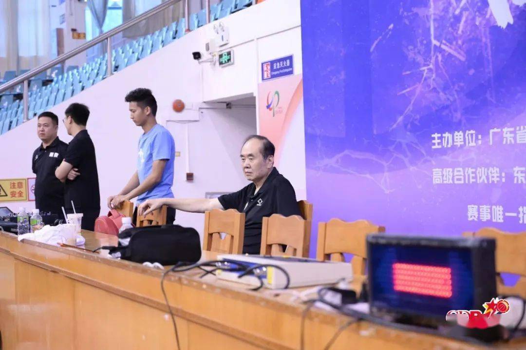 裁判篮球讲解规则图片高清_篮球裁判规则讲解图片_裁判篮球讲解规则图片素材