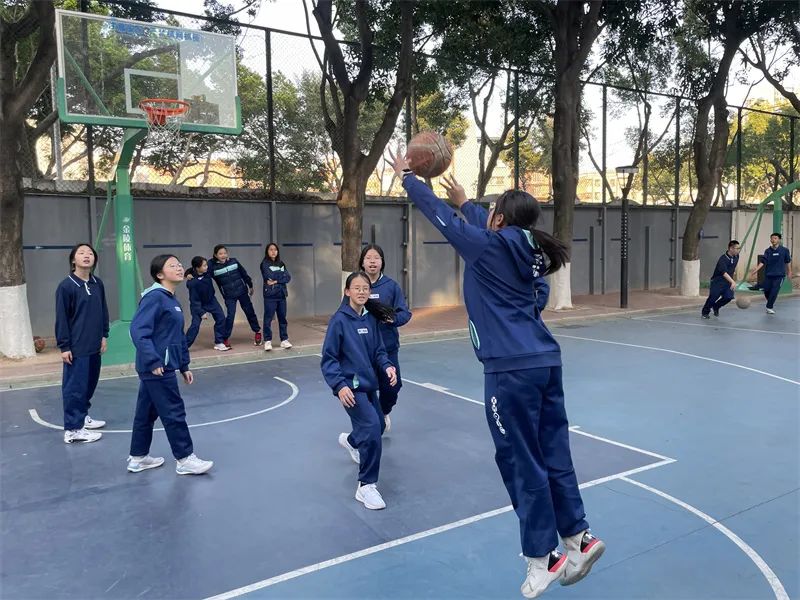 篮球防守人站立举手后打手_nba举手防守_篮球举手移动防守规则是什么