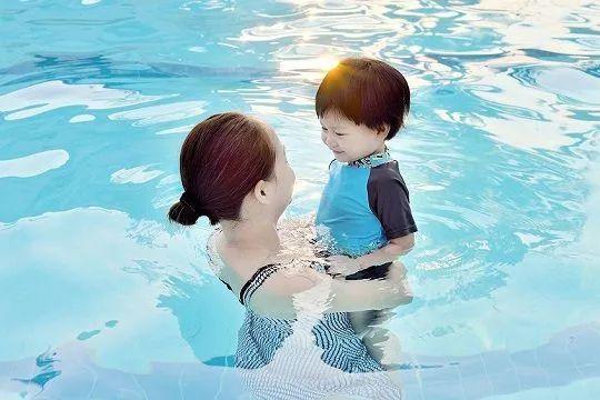 游泳的吐气技巧_游泳吐气视频基本法_小朋友游泳吐气的技巧视频